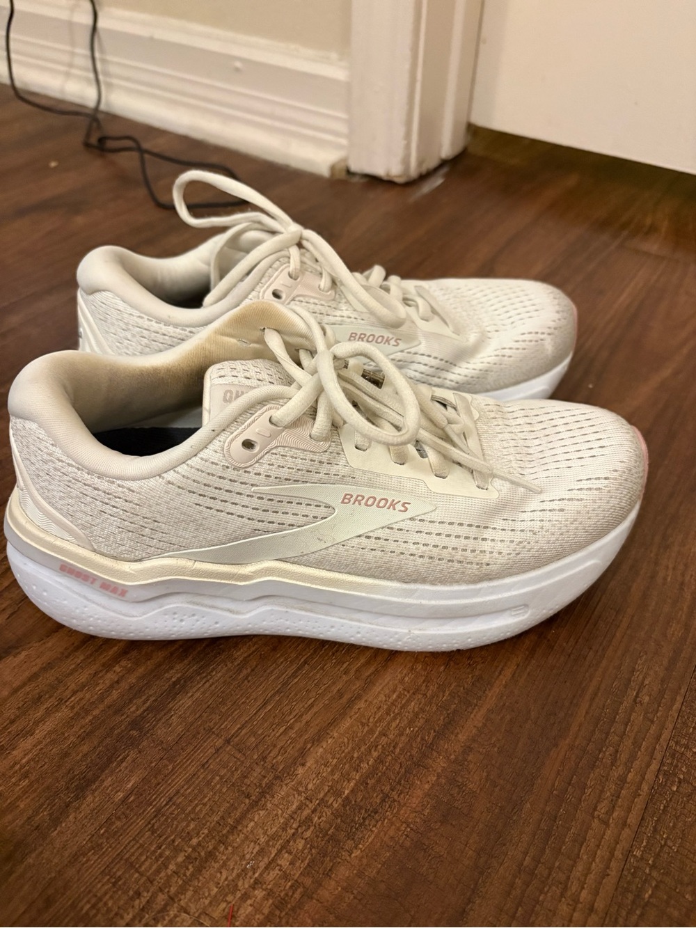 Brooks ghost 2 max size 7.5 Women's Running Sneakers in Cream and White